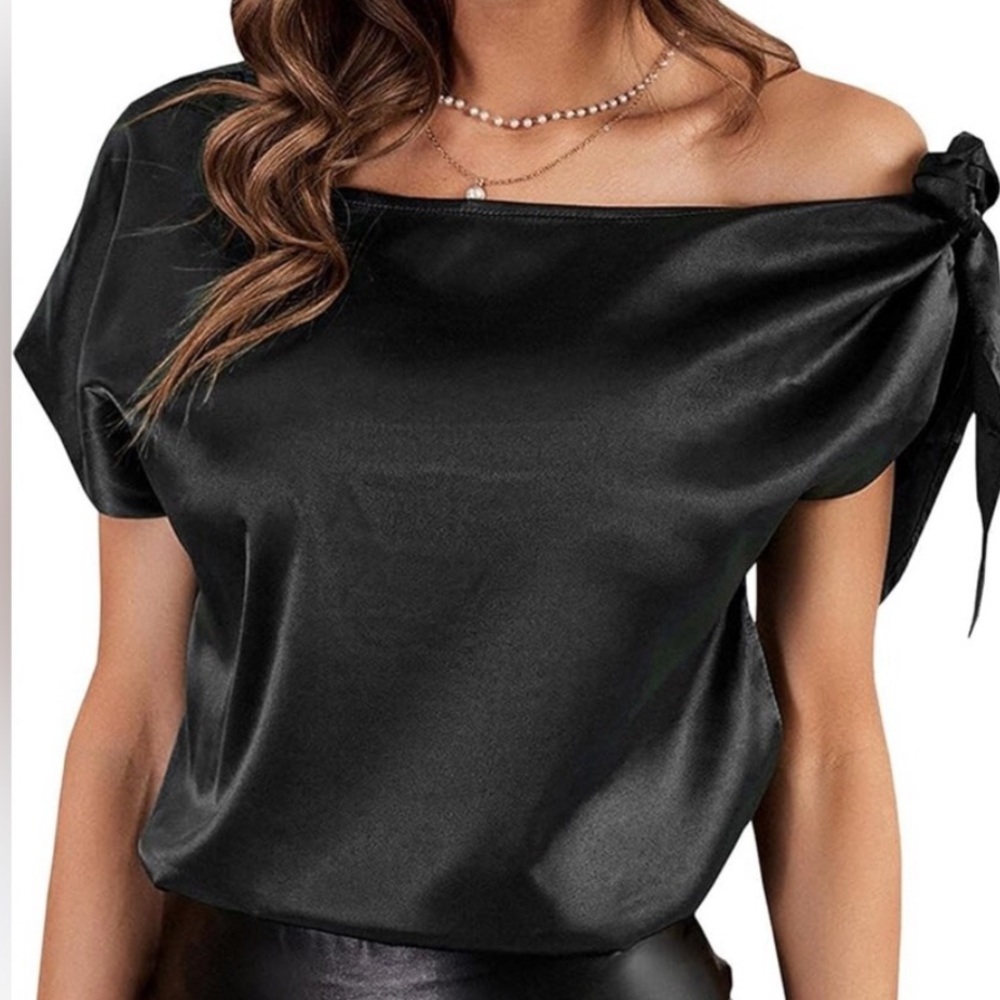 Vidussa women Chic Black Satin Off-Shoulder Blouse size M so Elegant. Be pretty.